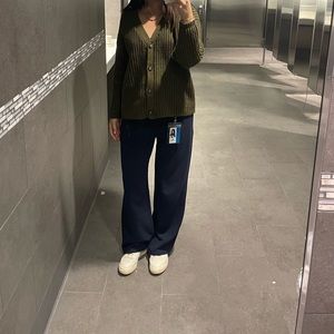 Abercrombie trousers in navy! Perfect for work or a casual afternoon